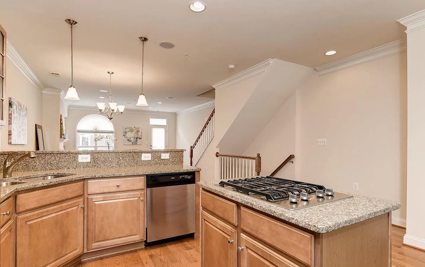 3 bed, 2.5 bath, 2600 sqft, $3,000 — Photo 2