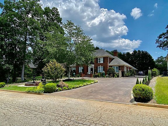 3rd image of 16 Country Squire Ct
