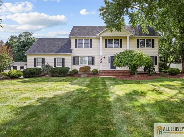 9 Talmadge Dr, Monroe Township, NJ 08831