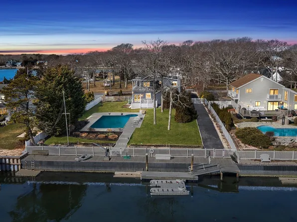 8 Canal Way, Hampton Bays, NY 11946