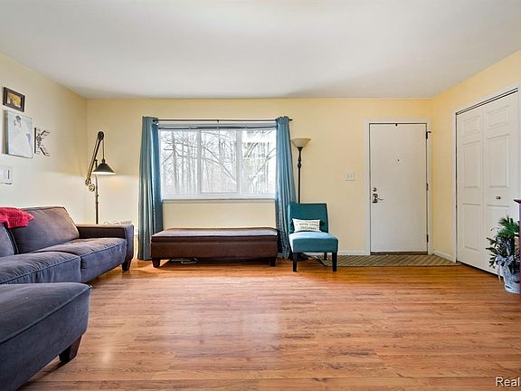 3rd image of 633 Robinwood Dr