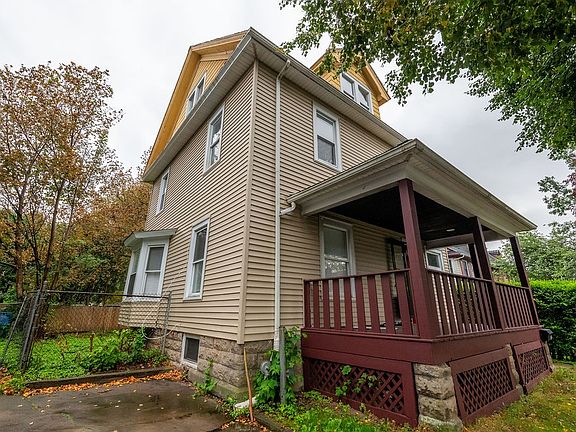 2nd image of 520 Wellington Ave