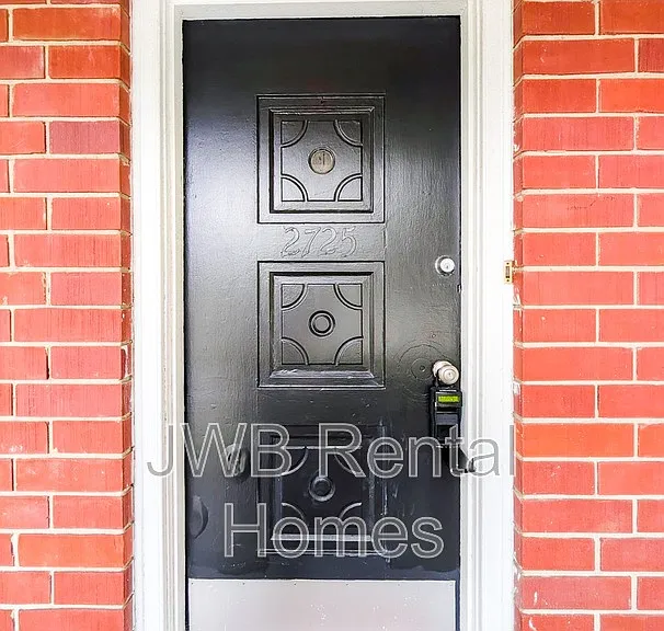 2725 Herschel St — Photo 2