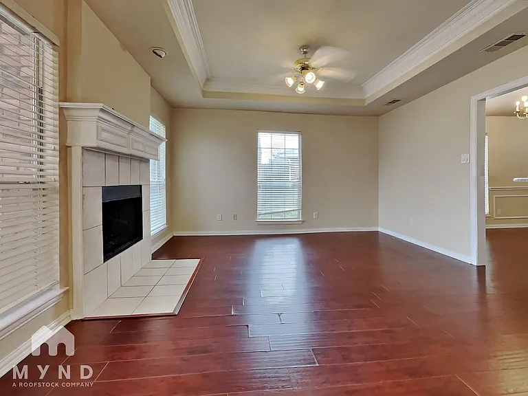 9860 Buckingham Ln — Photo 2