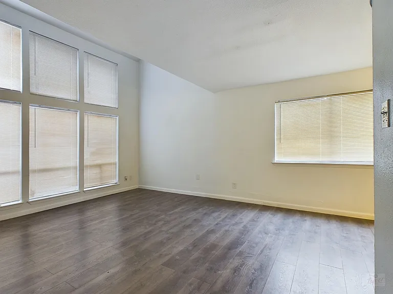 2124 Burton Dr #140 — Photo 8