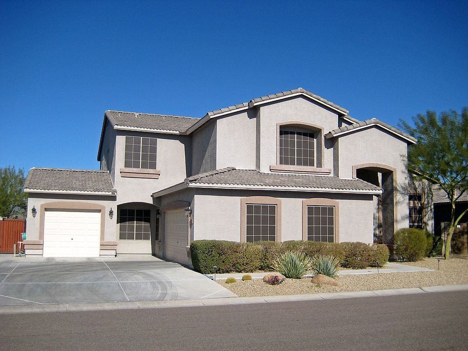 Front of House 3 Car Garage