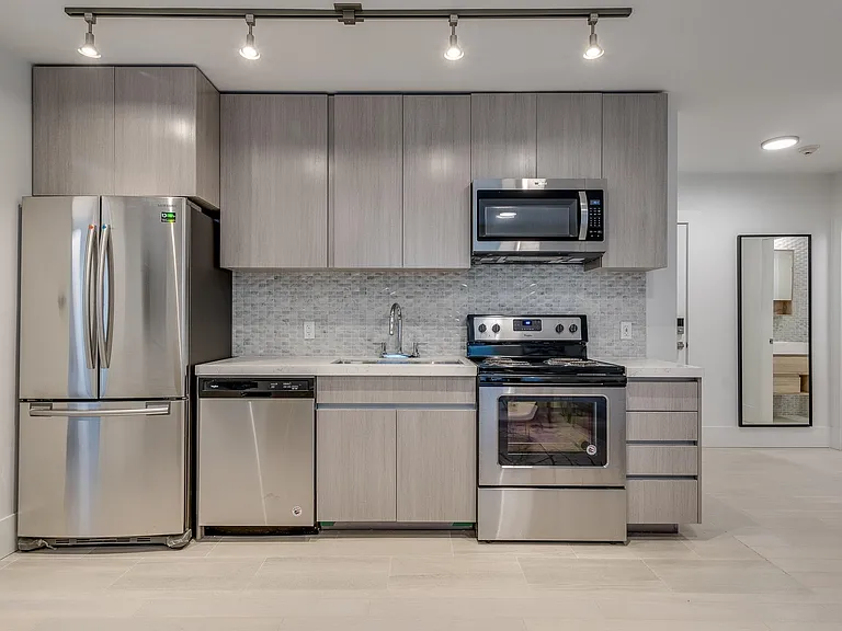 1425 Haro St #202 — Photo 11