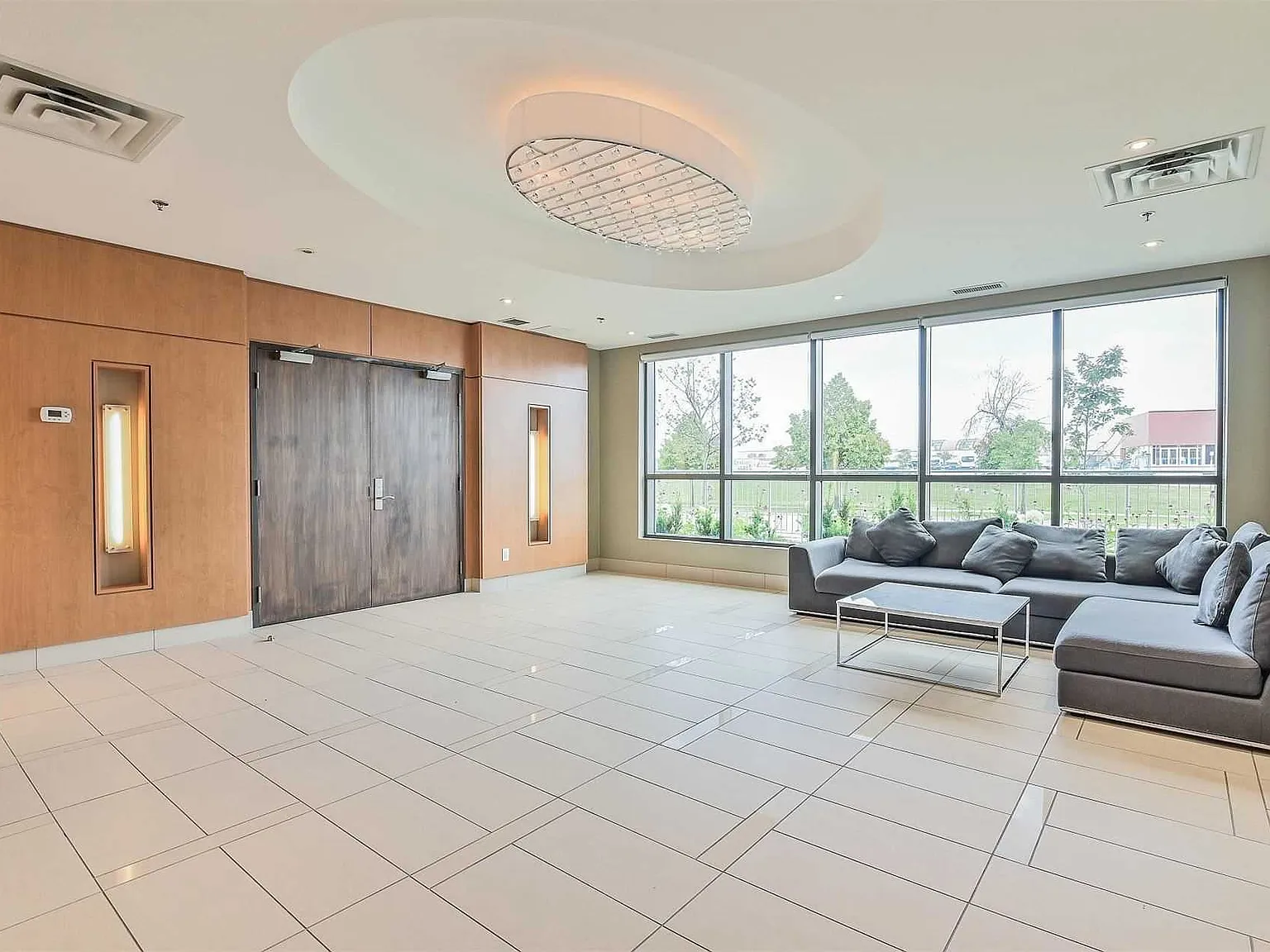 840 Queens Plate Drive Toronto — Photo 4