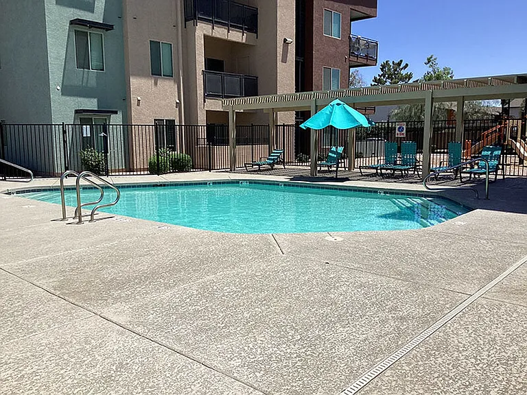 Club 715 Apartments — Photo 11