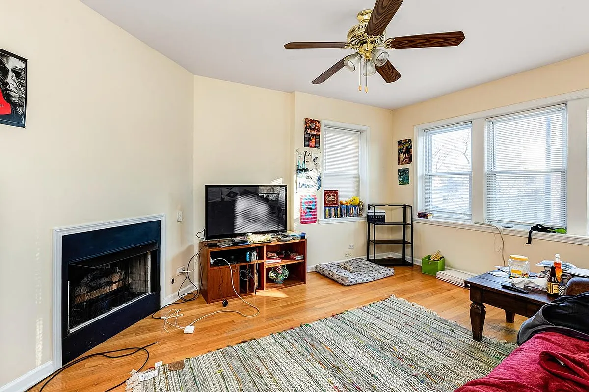 Building Photo - 3118 W Addison St #2