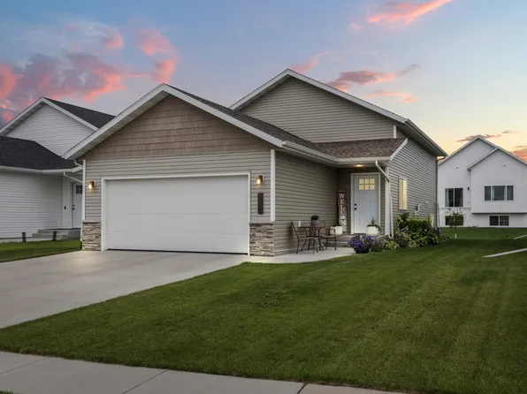 1021 Highland Ln W, West Fargo, ND 58078