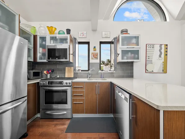 138 Seeley Street image 3 of 8