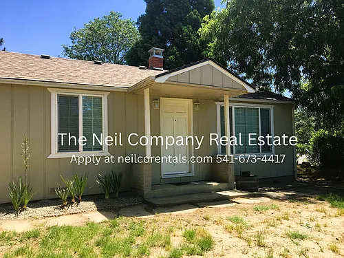 128 NE Baker St Photo 1