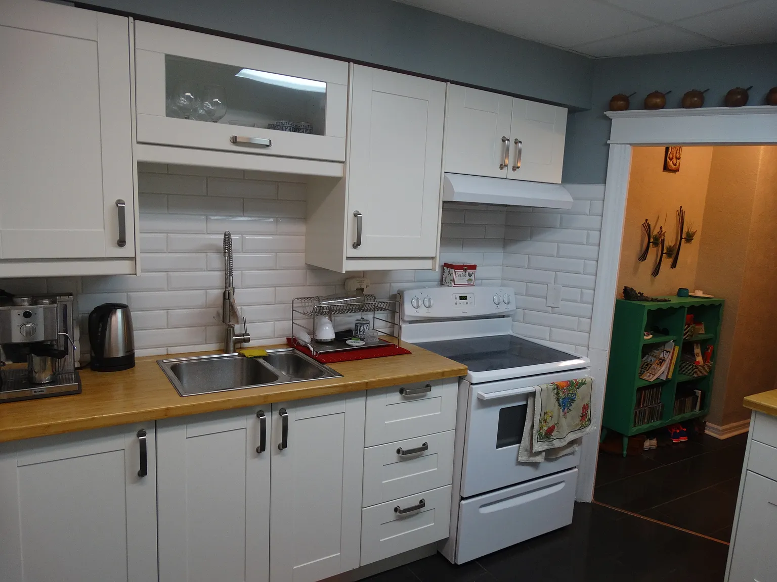 Main Floor Unit With Lots of Space and Charm — Photo 3