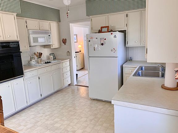 5th image of 121 E Poplar St