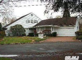1334 Huckelberry Ln, Hewlett, NY 11557