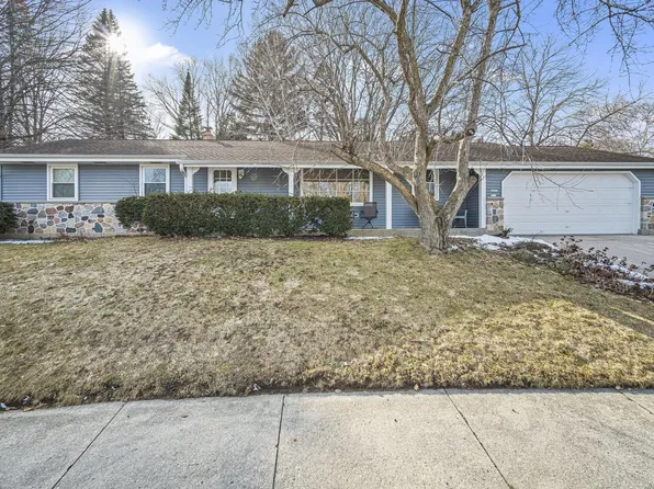 712 Meadowbrook DRIVE, West Bend, WI 53090