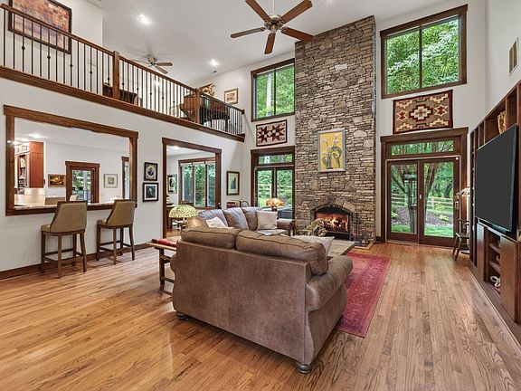 4th image of 840 Murray Ln