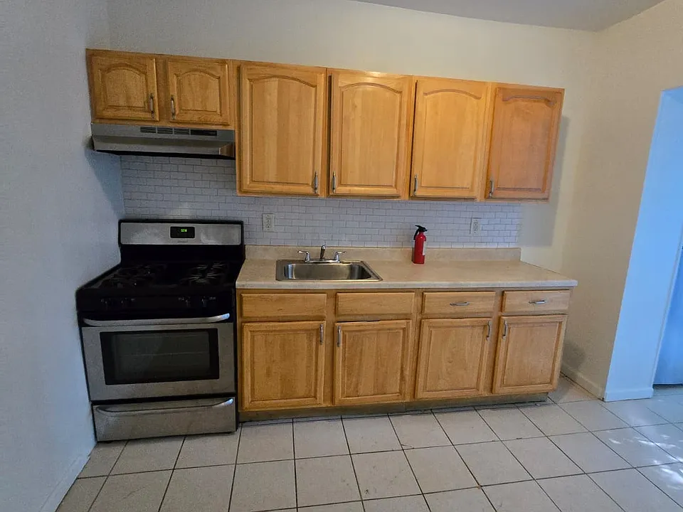 32 Van Nostrand Ave #1