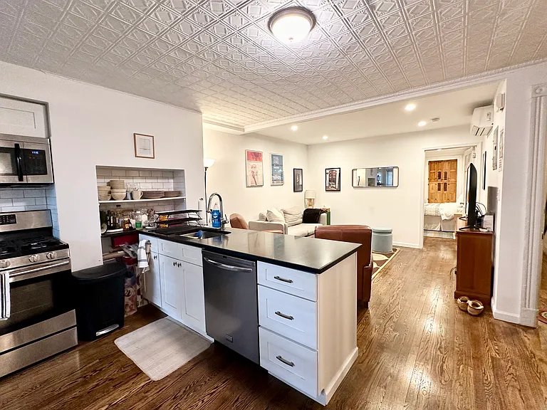 730 Hancock St #1 — Photo 3