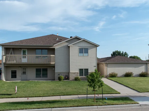 806 Bridgeport Dr, Bismarck, ND 58504