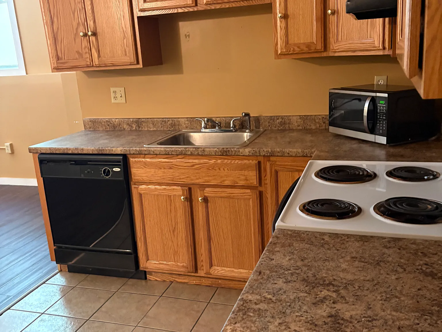 Studio, 900 sqft, $1,200 — Photo 4