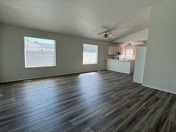 4th image of 935 Garrett St