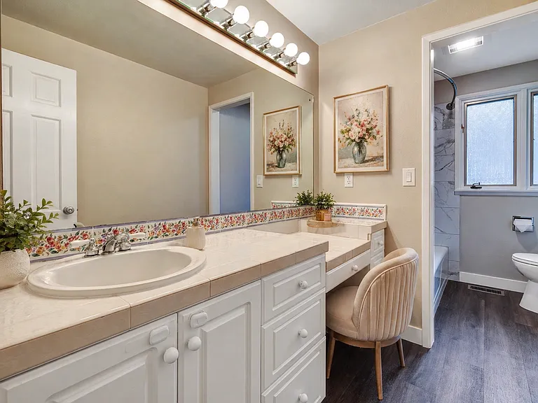 Full Bathroom - first floor near bedroom 2