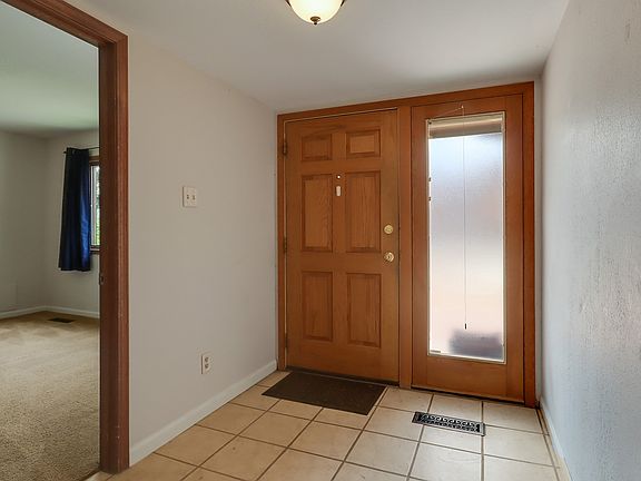 4th image of 380 Cheryl Ave
