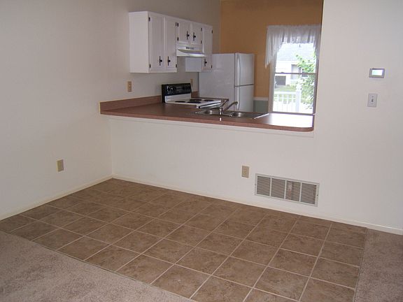Tiled eating area of Great Room, open to kitchen