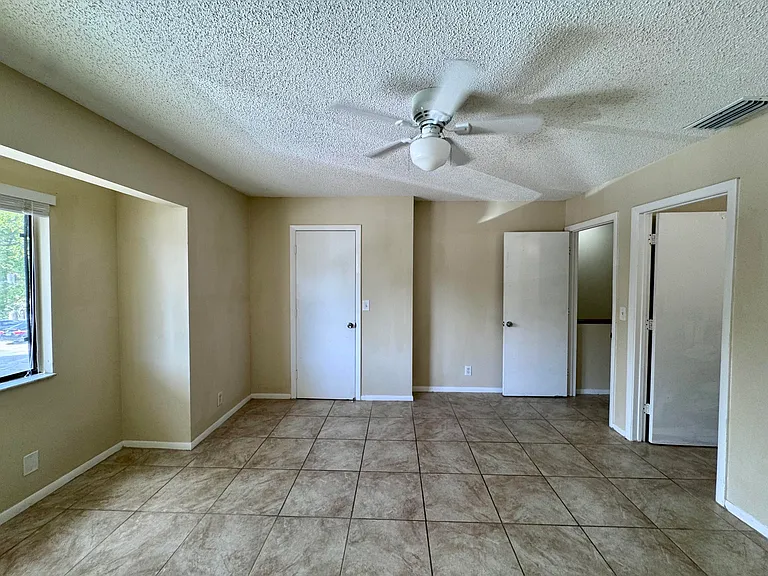 704 Riverside Dr — Photo 2