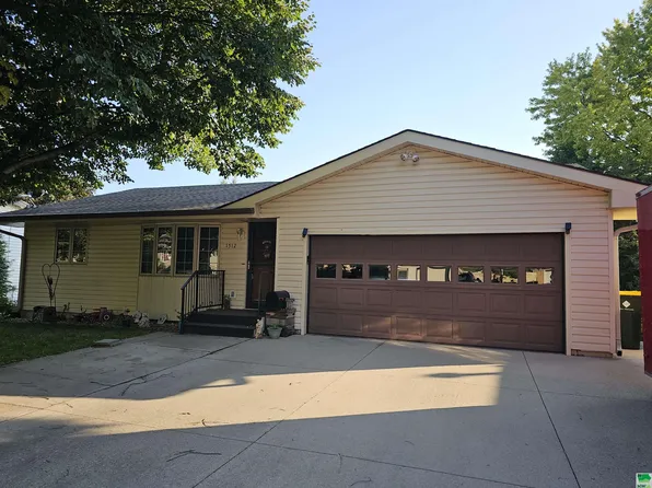 1512 38th St, Sioux City, IA 51104