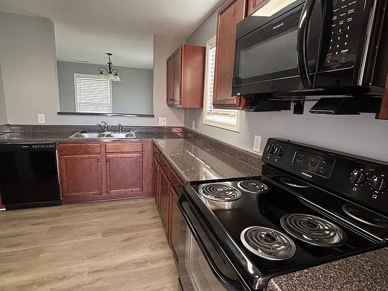 221 Wardlaw St — Photo 9