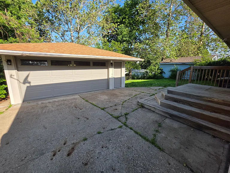 2904 E 40th St — Photo 13