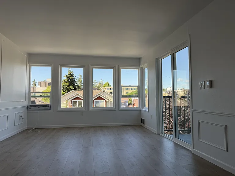 Bright Living Space Year Round