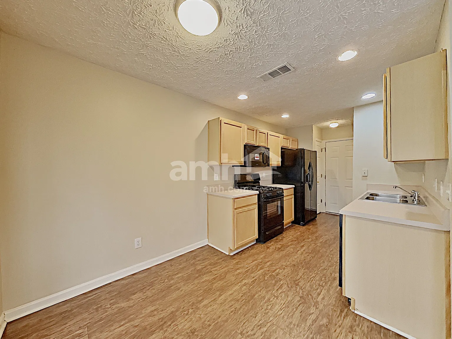 3 bed, 2.5 bath, 1400 sqft, $2,085 — Photo 4