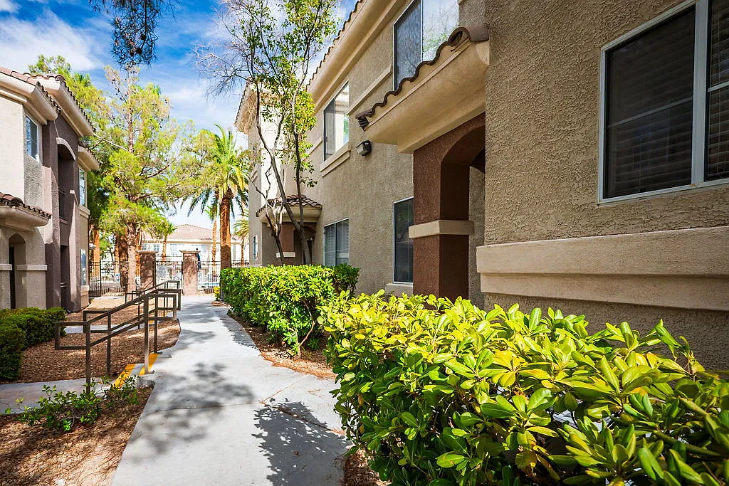 2 bed, 2.0 bath, 936 sqft, $1,450 — Photo 4