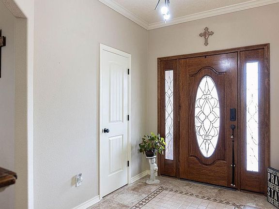 5th image of 318 Pepper Tree Ln