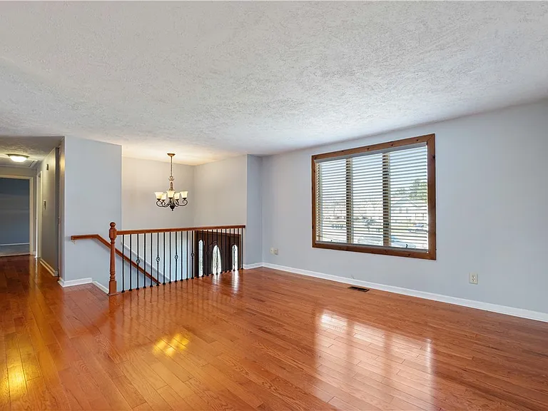 16 Wheatfield Dr — Photo 6