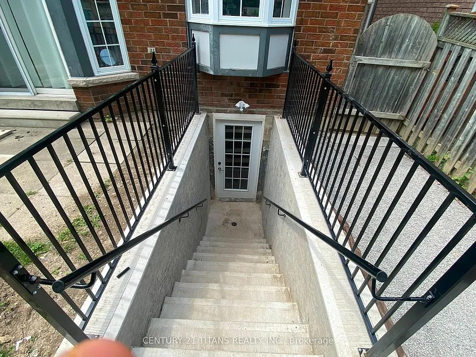 165 Elizabeth St #BASEMENT