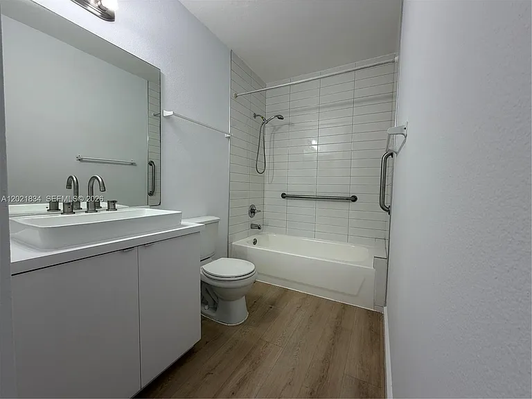 717 SW 11th Ave #204 — Photo 4