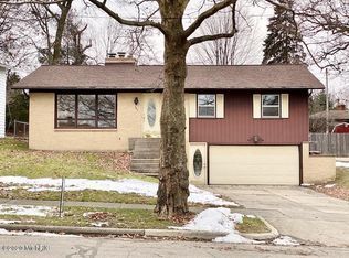 762 Beaumont Dr NW, Grand Rapids, MI 49504