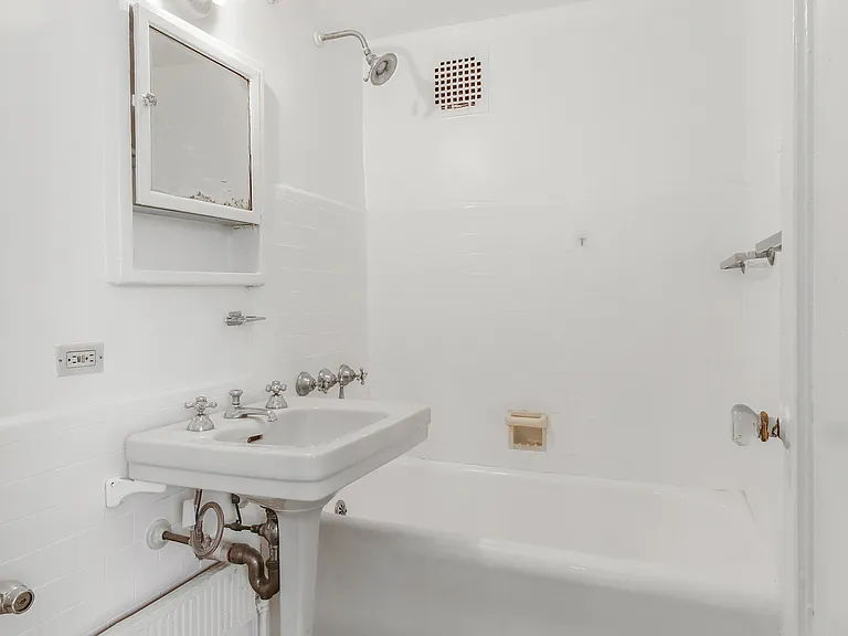 5 Tudor City Pl #1606 — Photo 4