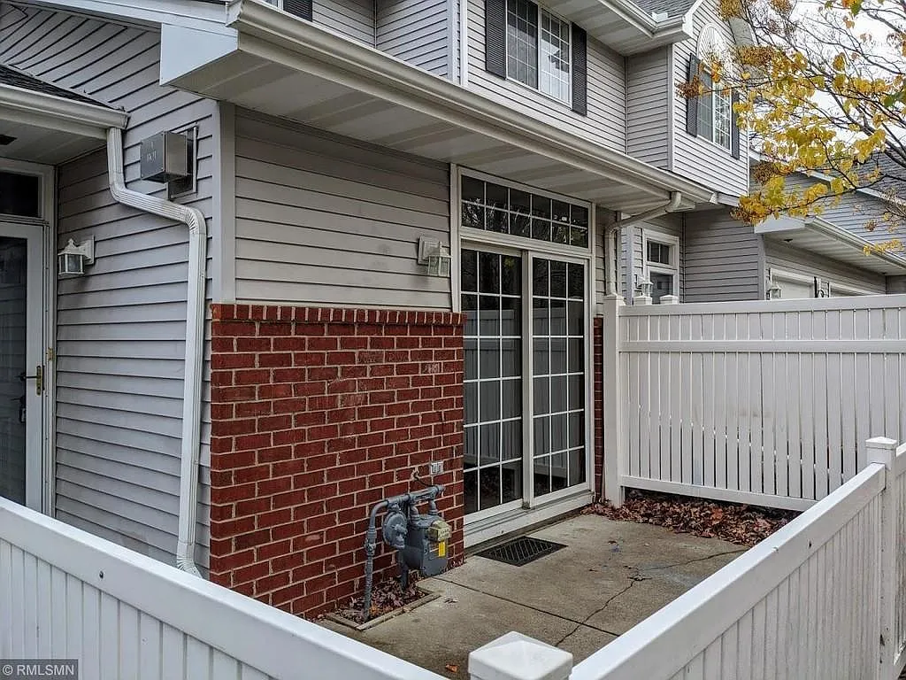2 bed, 1225 sqft, $1,950 — Photo 2