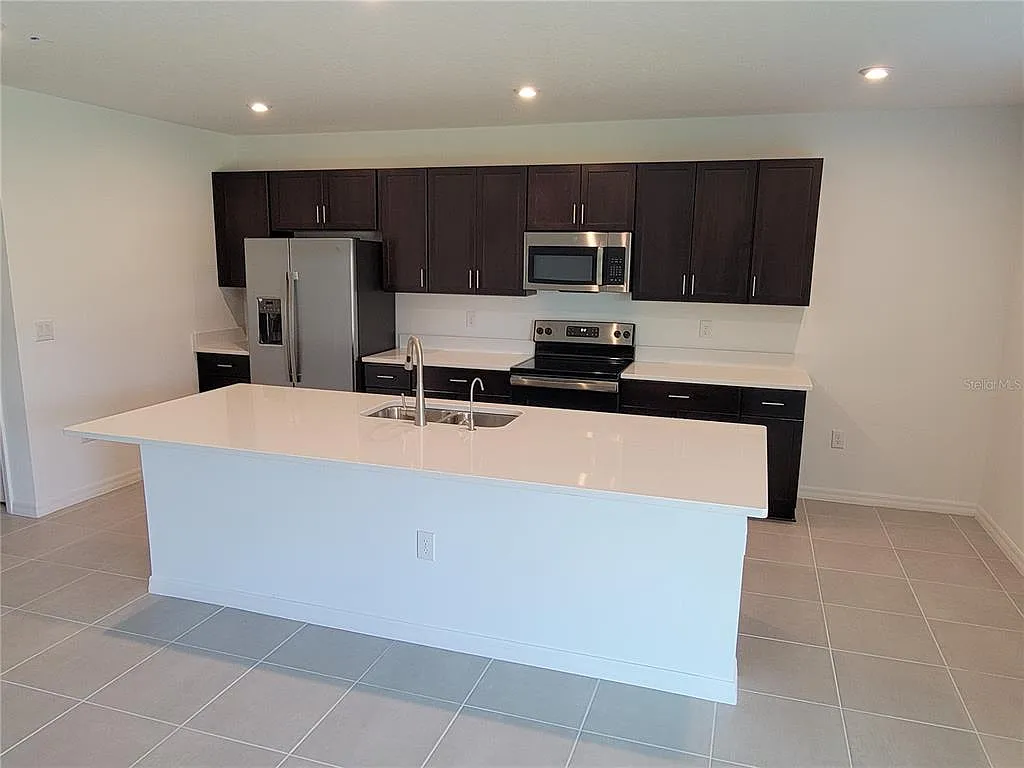 5 bed, 3.0 bath, 2303 sqft, $2,575 — Photo 3