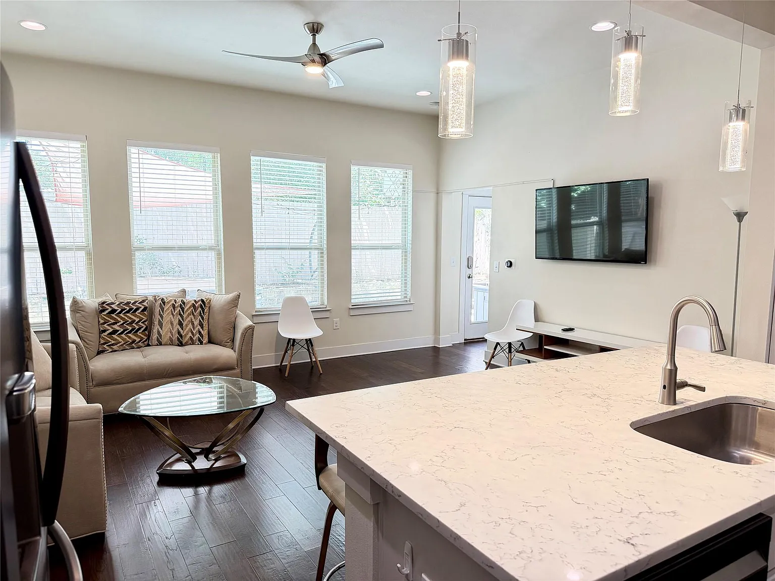 2 bed, 2.0 bath, 1828 sqft, $2,400 — Photo 4
