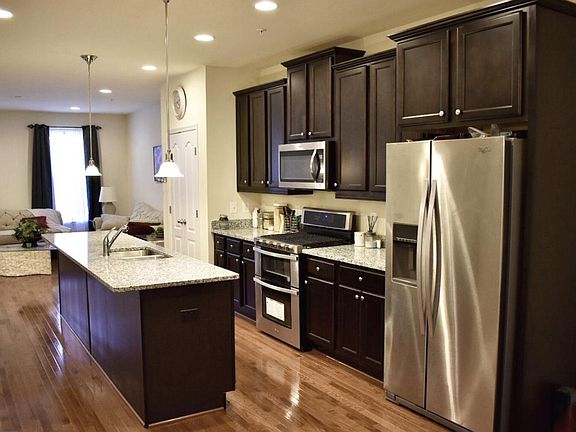 3rd image of 517 Pebblebrook Ln