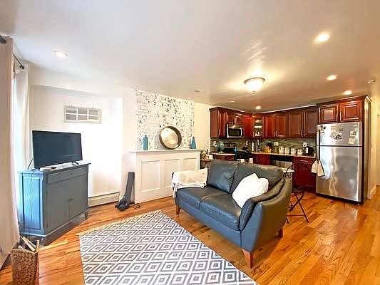 3rd image of 174 Hull St #1