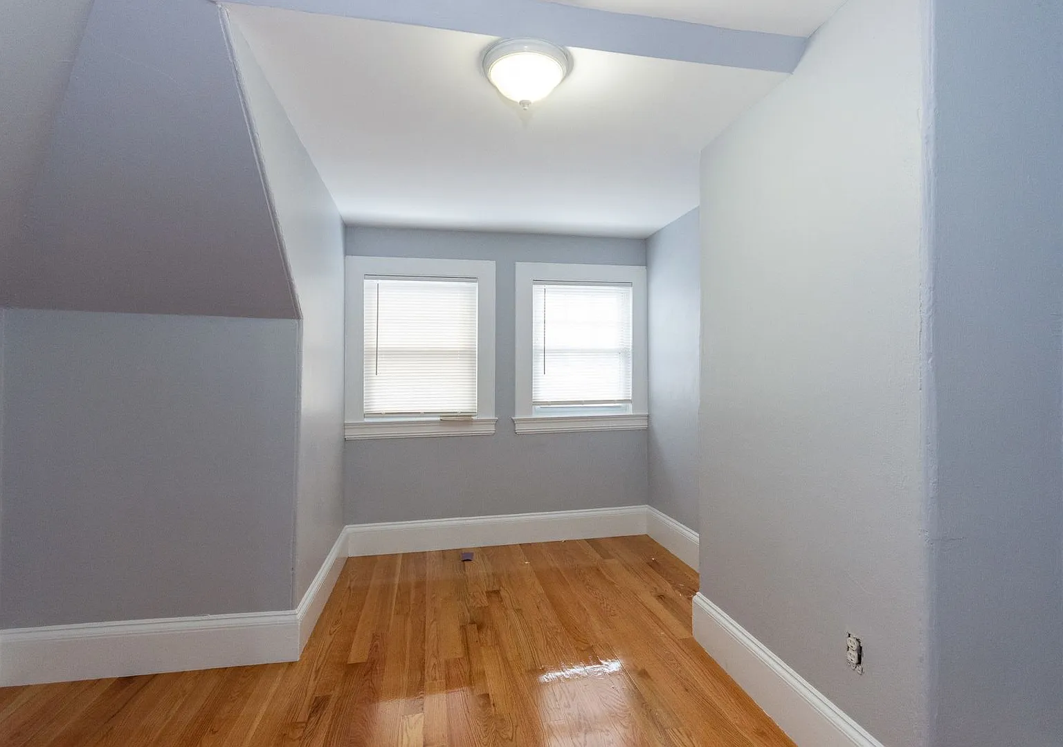 No Brokers Fee, Large Single-Family House in Lower Allston In-Unit Washer and Dryer, Easy Parking — Photo 3