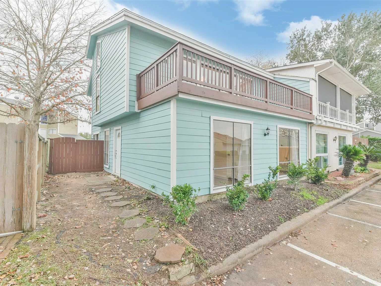 3 bed, 3.0 bath, 1624 sqft, $1,995 — Photo 2